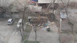 Свалка мусора во дворе дома на Абдрахманова. Фото