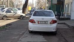 «Тойоту» припарковали на тротуаре по Льва Толстого. Фото