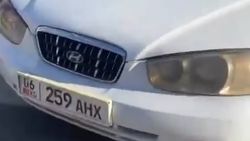 В Оше водитель припарковал свой «Хендай» на «зебре», когда по ней переходили люди. Видео