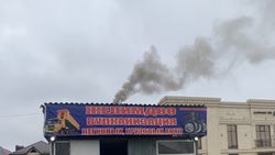 Черный дым из трубы вулканизации на Баха. Видео горожанина