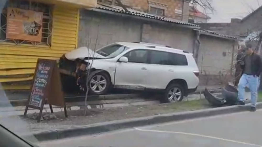 На Матросова машина слетела с дороги и врезалась в ларек на тротуаре ...