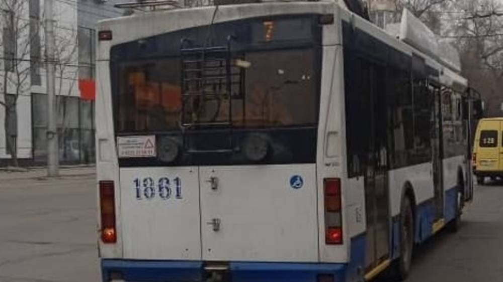 Водитель троллейбуса №7 высадил пассажира, который не смог оплатить за проезд из-за неработающего валидатора. Фото