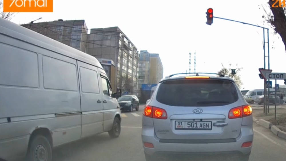 В Бишкеке бусик проехал на красный цвет светофора