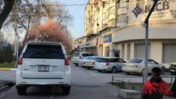 Lexus GX 470 заехал на тротуар по Айтматова. Фото