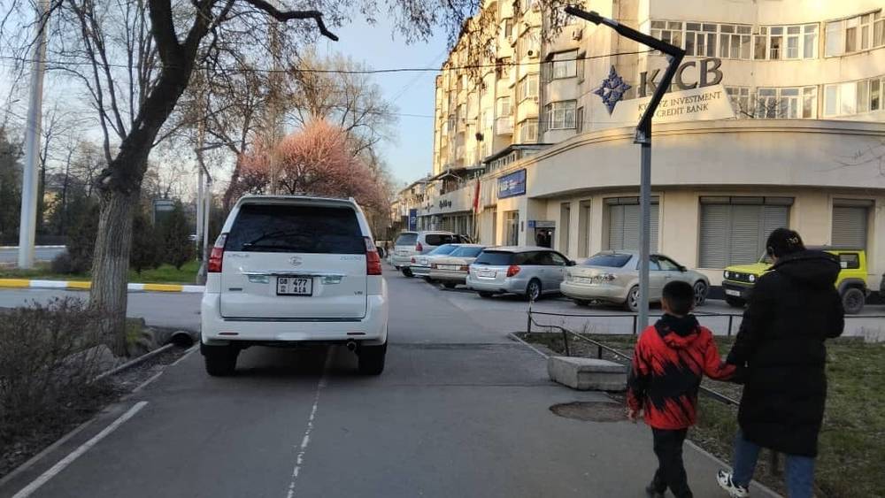 Lexus GX 470 заехал на тротуар по Айтматова. Фото