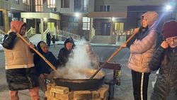Видео — Как жители дома 7Б на улице Байтик Баатыра готовили сүмөлөк на Нооруз