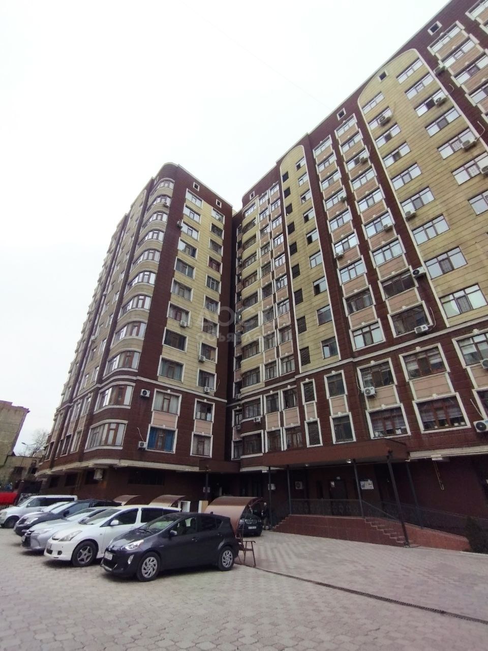 Продаю 2-комнатную квартиру, 77кв. м., этаж - 2/12, Ахунбаева,Абая.