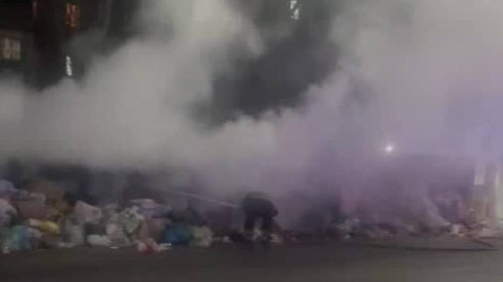 Как пожарные тушили дымящую мусорку на Ауэзова. Видео горожанина