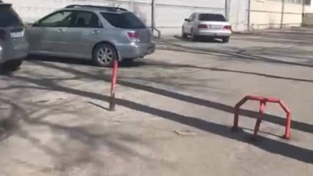 На Горького установили ограничители парковки. Законно ли? Видео горожанина