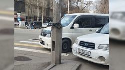Житель Бишкека снял на видео нарушения ПДД на перекрестке Токтогула-Калыка Акиева.