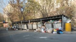 Житель столицы жалуется на неубранный мусор на Валиханова-Кольбаева