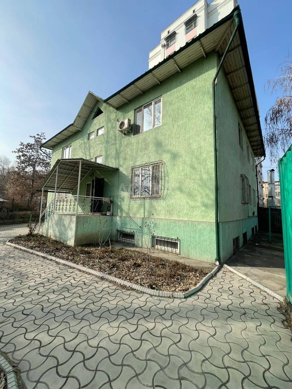 Продаю 1-комнатную квартиру, 43кв. м., этаж - 2/2, Боконбаева/Гоголя.