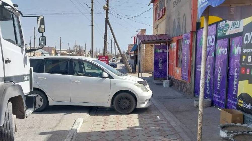 В Балыкчы «Ист» припарковали на тротуаре. Фото Асылбека