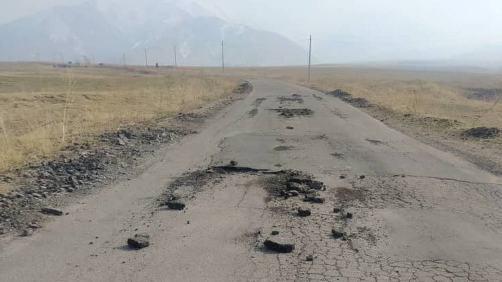 Водитель жалуется на состояние дороги в Ысык-Атинском районе. Фото