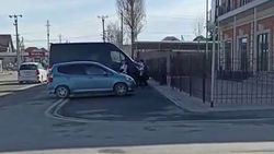 В Арча-Бешике машины паркуются на тротуаре. Видео