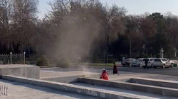 Пыль возле Исторического музея из-за уборки сотрудниками «Тазалыка». Видео