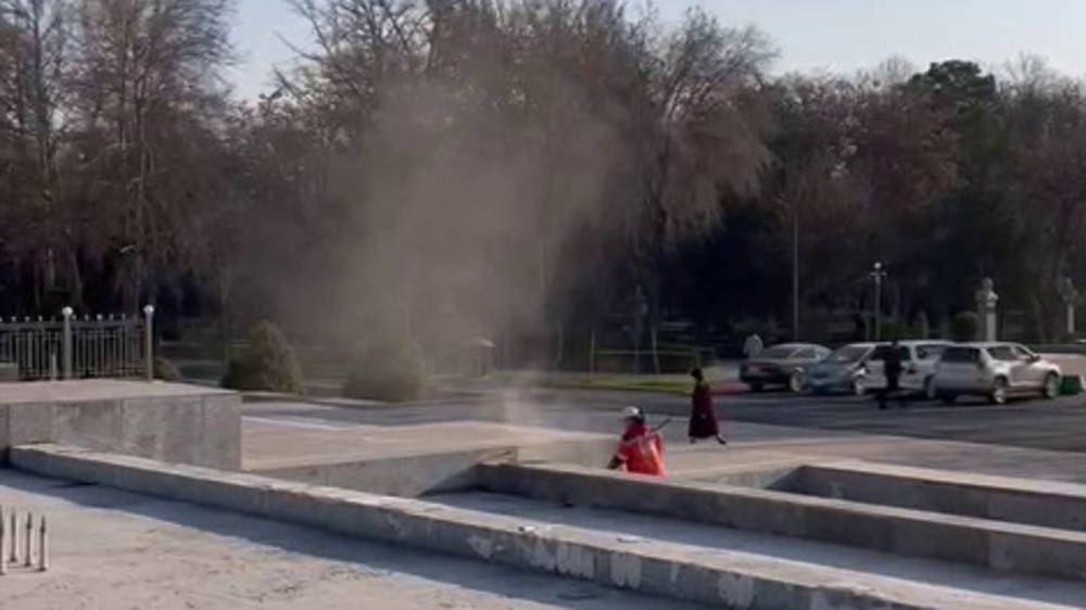 Пыль возле Исторического музея из-за уборки сотрудниками «Тазалыка». Видео