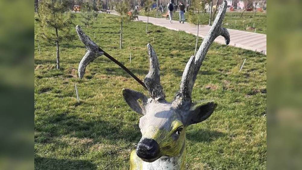 У статуи оленихи в парке «Ынтымак» отломали один рог. Фото горожанина