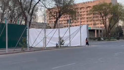 «Бишкекглавархитектура» рассказала, зачем перекрыли тротуар возле стройки на Ибраимова