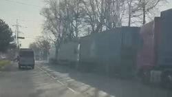 Фуры занимают одну полосу дороги возле ТЭЦ. Видео