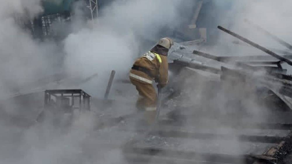 В Бишкеке сгорело заброшенное здание кафе площадью 50 кв.м.