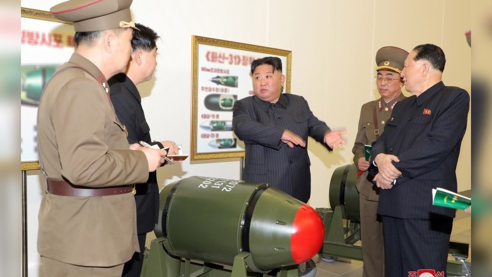 Ким Чен Ын даёт указания северокорейским учёным-ядерщикам / Фото ЦТАК