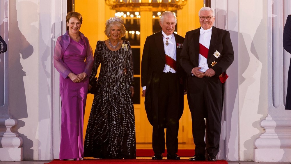 Король Великобритании Карл III и его жена Камилла (в центре)