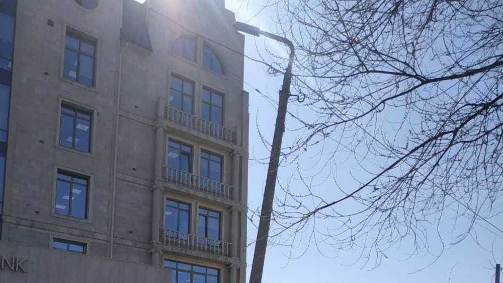 «Бишкексвет» демонтирует аварийный столб на Тыныстанова. Ответ мэрии