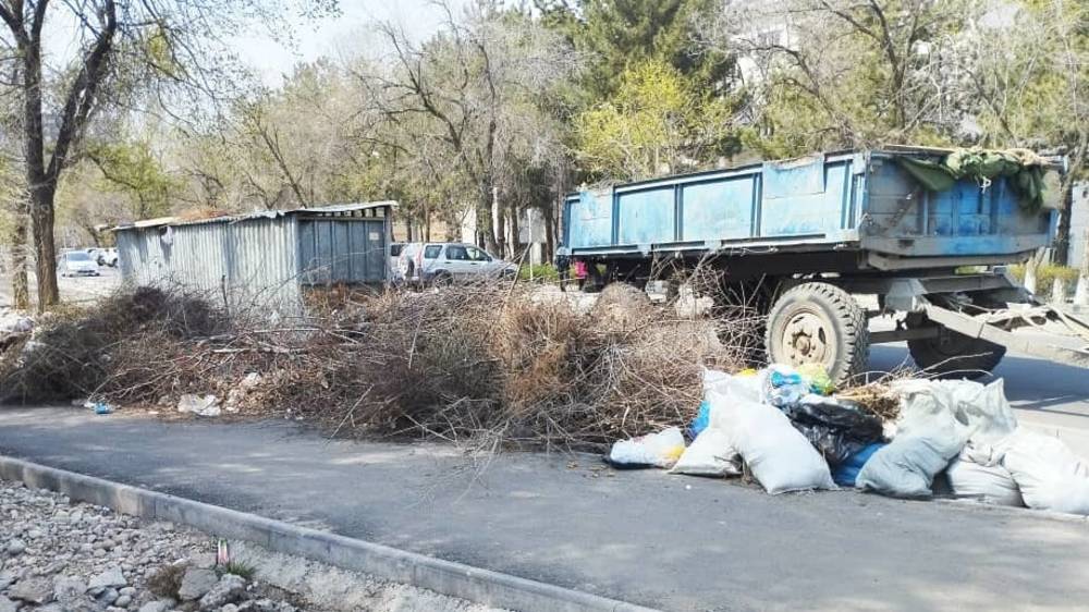 Ветки и мешки с мусором на Жантошева убрали. Фото мэрии