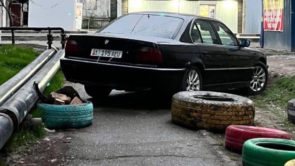 BMW 735 припарковали, перекрыв тротуар. Фото