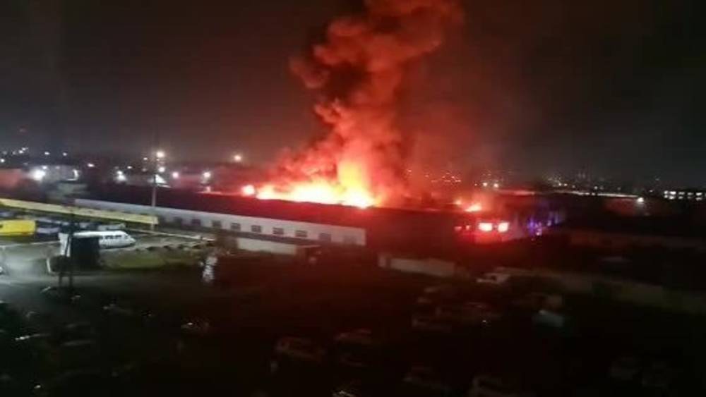 Момент взрыва во время пожара на заводе «Алькони». Видео