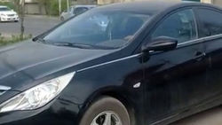 «Хендай» припарковали в неположенном месте на Гагарина. Видео горожанина