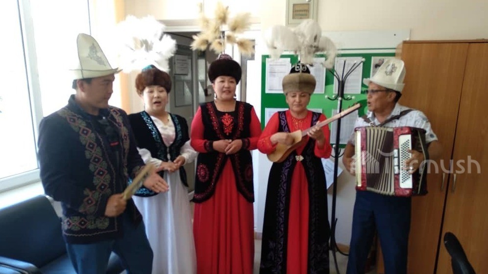 «Жарамазан» от сотрудников Иссык-Кульского районного отдела культуры под аккордеон и комуз