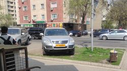 На Фрунзе-Гоголя газон превратили в парковку. Фото горожанина