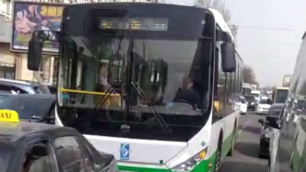 Водитель маршрутки №121 жалуется на водителя автобуса №48. Видео