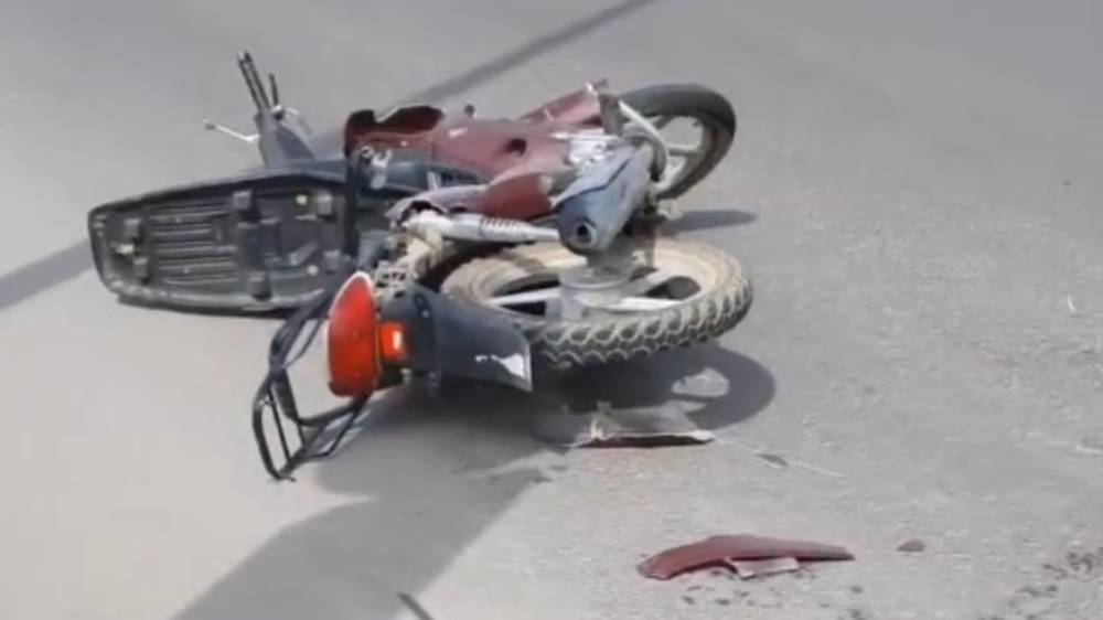 В Военно-Антоновке КамАЗ сбил мотоциклиста, повсюду кровь. Видео с места аварии