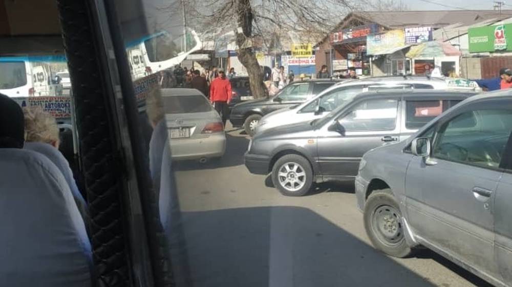 Таксисты захватили остановку на Жибек Жолу. Фото горожанина