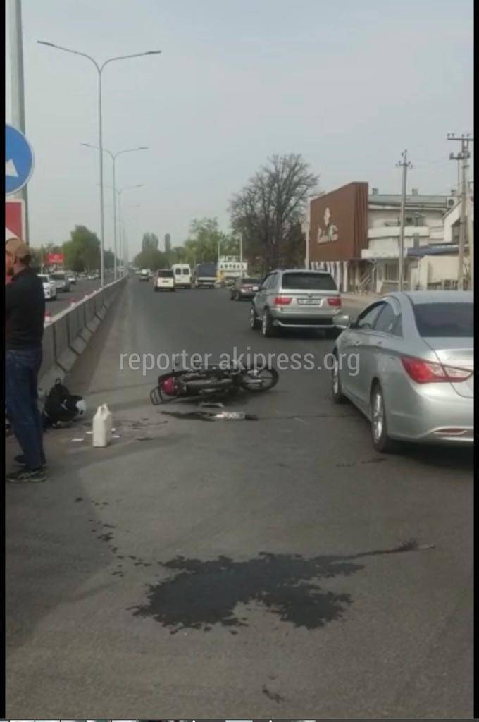 Скутер попал под грузовик: два человека погибли на месте аварии