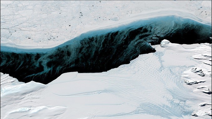 Изображение Landsat 8, показывающее высокодинамичный шельфовый ледник СКАР-Инлет, Антарктиду и производство морского льда на шельфе. NASA/USGS, об