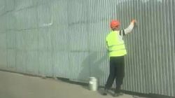 Зачем красят забор вокруг стройки на Фрунзе-Шопокова? Видео горожанина
