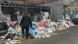 Гора мусора на Орто-Сайском рынке. Фото