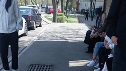 «Ни маршруток, ни автобуса нет». Бишкекчанка жалуется на долгие задержки общественного транспорта