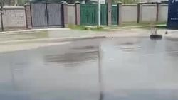 На ул.Мессароша вода из колодца топит дорогу. Видео