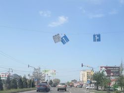 Дорожный знак может упасть на машины на перекрестке Масалиева и Садырбаева