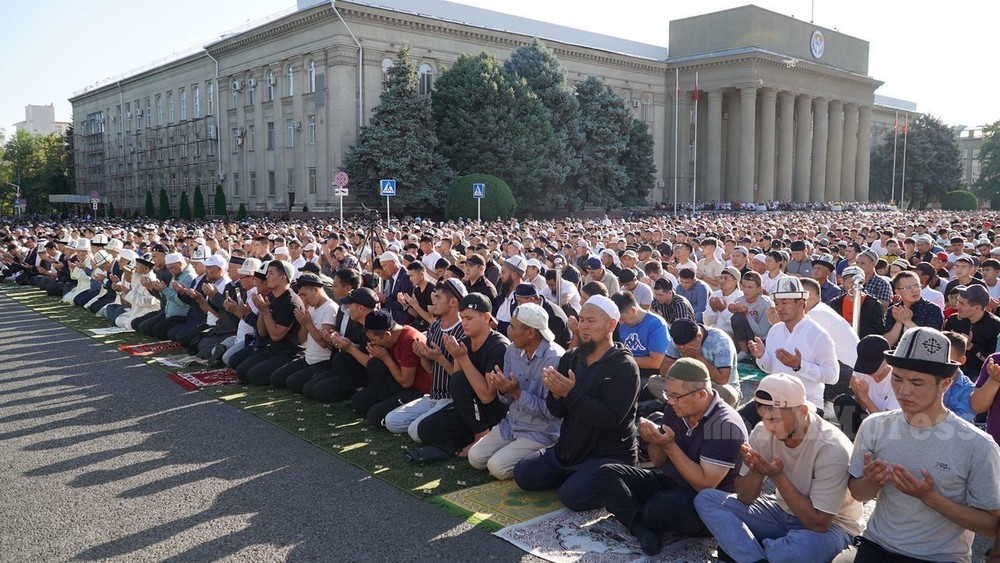 Айт в кыргызстане 2024. Орозо айт в Кыргызстане. Намаз Кыргызстан. Айт намаз. Намаз Бишкек.