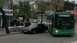 «Мерседес» припарковали на перекрестке, троллейбус №17 не может повернуть. Видео