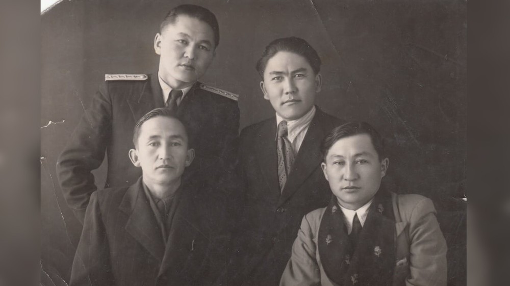 1949 год. Снизу: слева-направо Насыр Данияров и Кемель Курманов. Стоят: слева Карпек Курманов и неизвестный.