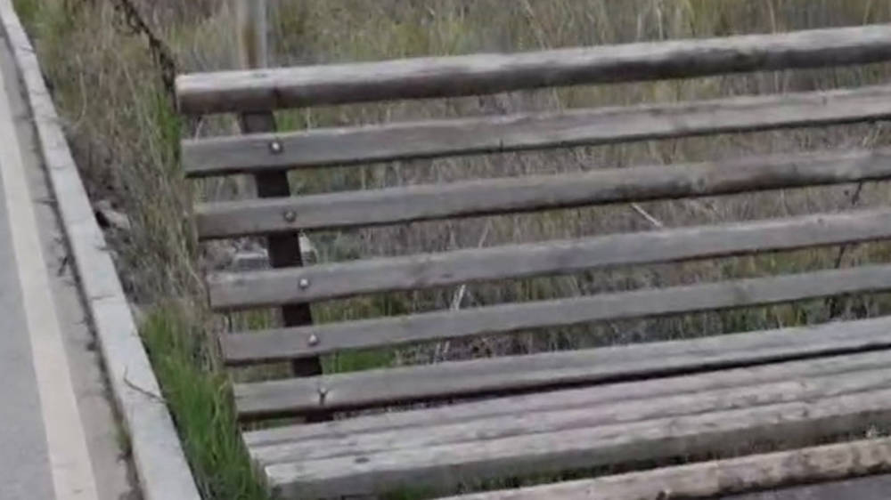 Скамейки и мусорки на Южной магистрали в плохом состоянии. Видео