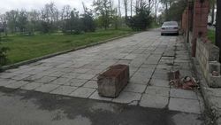 На аллее парка возле Дома пионеров отодвинули бетонные блоки и снова паркуют машины. Фото горожанина