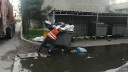 Лужа возле мусорки за Свердловским акимиатом мешает сотрудникам «Тазалыка». Видео